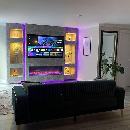 The Exclusive Jacuzzi Apartment Бирмингам Екстериор снимка
