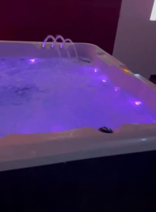 The Exclusive Jacuzzi Apartment Бирмингам Екстериор снимка