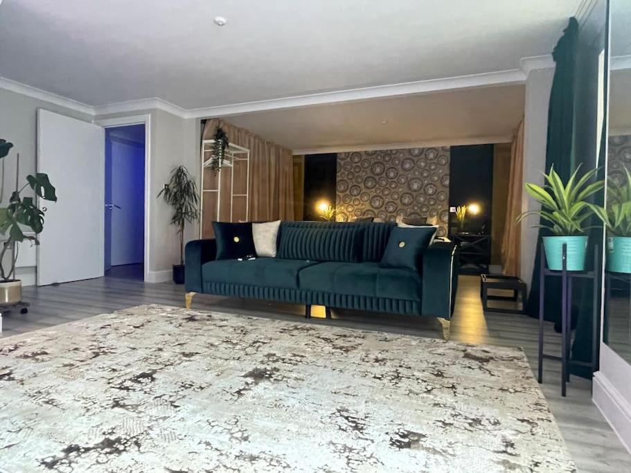 The Exclusive Jacuzzi Apartment Бирмингам Екстериор снимка