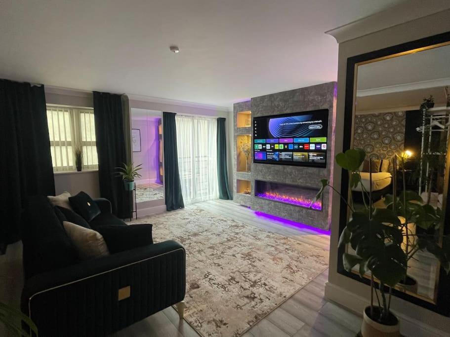 The Exclusive Jacuzzi Apartment Бирмингам Екстериор снимка
