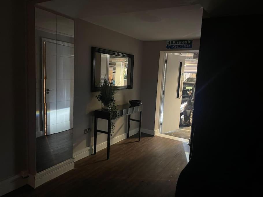 The Exclusive Jacuzzi Apartment Бирмингам Екстериор снимка