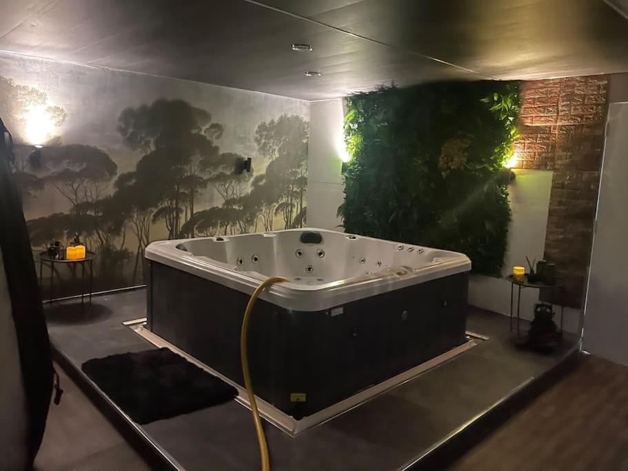 The Exclusive Jacuzzi Apartment Бирмингам Екстериор снимка
