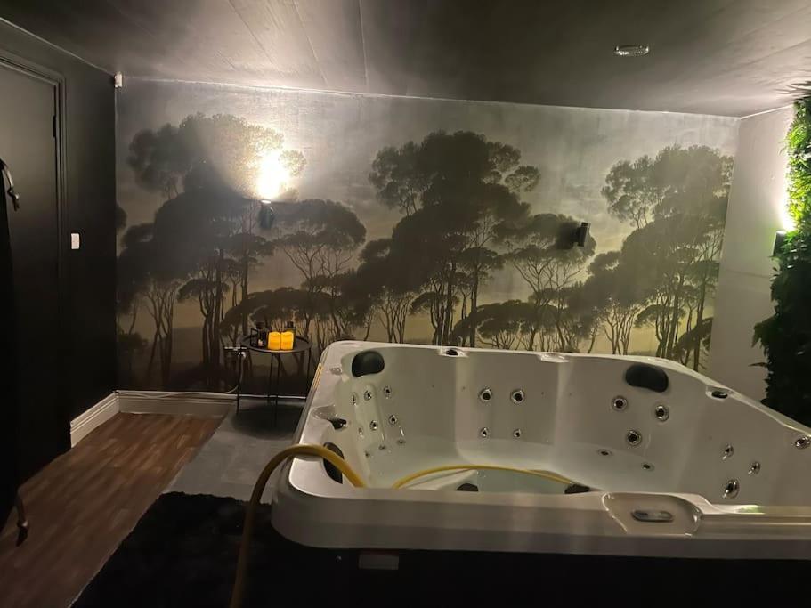 The Exclusive Jacuzzi Apartment Бирмингам Екстериор снимка